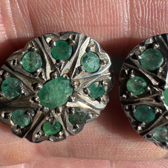 Natural emerald and ( Sterling silver?) earrings - Picture 2 of 16